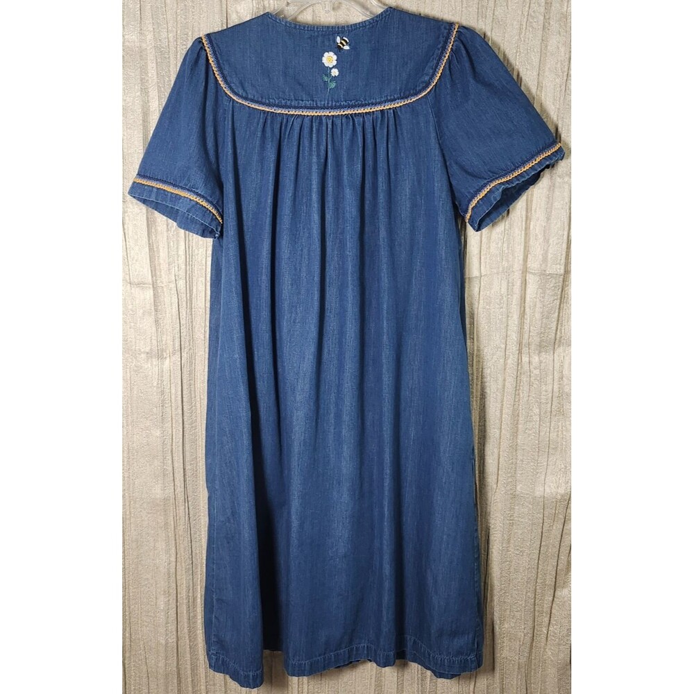 Go Softly Denim Patio Dress Mumu Kaftan Full Zip Embroidered Daisy Bee Blue - M - Picture 7 of 8